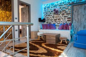 un soggiorno con un divano e un tavolo di ΒΙΛΛΑ ΤΟ ΠΕΤΡΙΝΟ stone bild villa full equipment a Nafpaktos