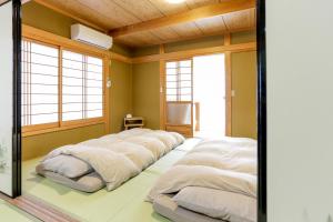 Ένα ή περισσότερα κρεβάτια σε δωμάτιο στο 彩 irodori 1日1組一軒家の宿 ペットOK