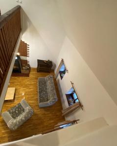 Pokój na poddaszu ze schodami i lustrem w obiekcie Chalupa Na Louce Salmov w mieście Mikulášovice