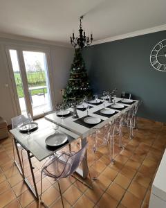 Saint-Brieuc-de-MauronにあるGite Chez Léaのダイニングルーム(クリスマスツリーのテーブル付)