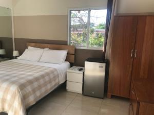 ein kleines Schlafzimmer mit einem Bett und einem Fenster in der Unterkunft Centro de Santiago in Santiago de los Caballeros