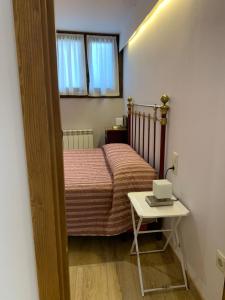 - une chambre avec un lit et une table avec un ordinateur portable dans l'établissement Apartament Forn d'ITA, à Esterri d'Àneu