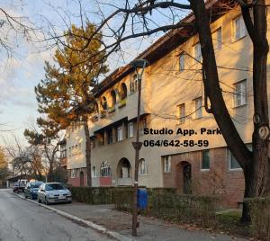 un edificio con un letrero al lado de una calle en Apartman Park Jagodina-studio u centru grada en Jagodina