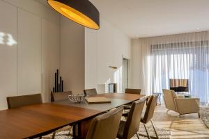 a dining room with a wooden table and chairs at Residenz Schooren des Alpes - Apartment SET - TOP 10 in Kappl