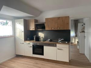 Kuchyň nebo kuchyňský kout v ubytování Gemütliche Dachgeschosswohnung