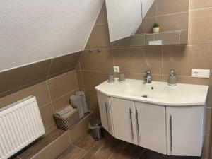 Koupelna v ubytování Gemütliche Dachgeschosswohnung
