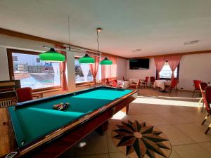Biliár nebo kulečník v ubytování Hotel Pizboè