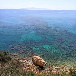 um corpo de água com uma grande rocha na água em Kefallonia Bay Resort em Spartia