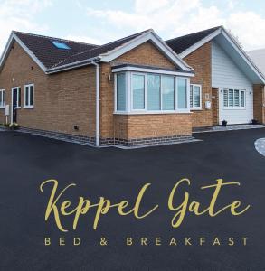 Keppel Gate B&B - Silver Birch Ensuite Room في Overseal: منزل يحمل عنوان أبقى بوابة السرير والافطار