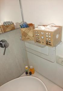 łazienka z toaletą z pudełkami na zbiorniku w obiekcie Loft La Corte w mieście Pietrasanta