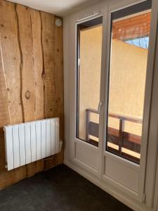 um quarto com uma janela e um radiador em Studio cabine Les Angles Capcir em Les Angles
