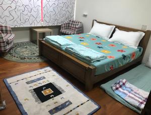 枋寮鄉的住宿－枋寮枋居背包客棧Fang Ju Backpackers，一间小卧室,配有床和地毯