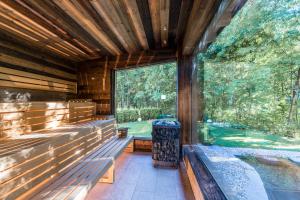 uma sauna com bancos e uma grande janela em Hotel Weisses Rössl 3Sup em Laion