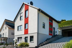 un edificio con pintura roja y blanca. en Ferienwohnung "Schöne Aussicht" en Reil