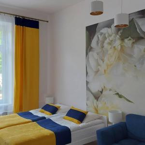 een slaapkamer met 2 bedden en een schilderij aan de muur bij Apartament Na Dworcu in Jedlina-Zdrój