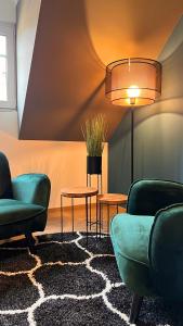 Zimmer mit Sofas, einem Tisch und einer Lampe in der Unterkunft H-85 SUITES Level 5/9 in Koblenz