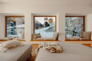een slaapkamer met 2 bedden en een met sneeuw bedekte berg bij Uncle Jacks in Flachau