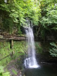 einem Wasserfall in der Mitte eines Wasserpools in der Unterkunft Lilac Manor in Sligo