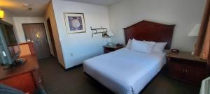 une chambre d'hôtel avec un lit blanc dans l'établissement Days Inn by Wyndham Willmar, à Willmar