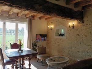 uma sala de estar com uma mesa e uma janela em Gîtes dans le Perche, Le Forest em Colonard-Corubert