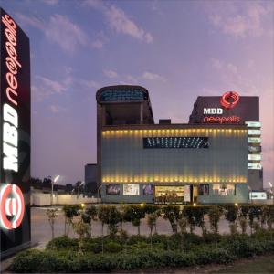 ein großes Gebäude mit einem Schild davor in der Unterkunft Radisson Blu Hotel MBD Ludhiana in Ludhiana