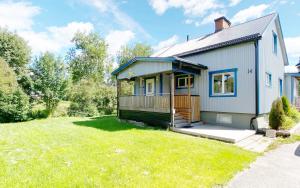 ein kleines weißes Haus mit einem Hof in der Unterkunft Säfsen House • Spacious updated home • Close to the slopes! in Fredriksberg