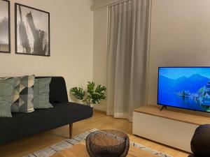 uma sala de estar com uma televisão de ecrã plano sobre uma mesa em Apartment Via Surpunt - Signal - 5 Rooms em St. Moritz