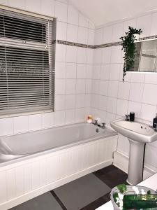 Ett badrum på Contemporary 2 Bedroom Victorian Town House