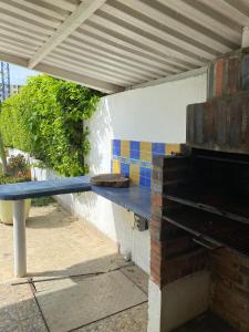 um banco azul sentado sob um toldo num pátio em Casa en Girardot em Ricaurte