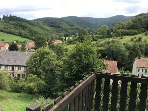 uma vista a partir da varanda de uma cidade com montanhas em Le Balcon d’Echery em Sainte-Marie-aux-Mines