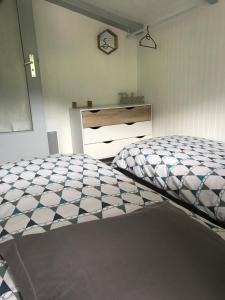 um quarto com uma cama com um colchão xadrez em Le Balcon d’Echery em Sainte-Marie-aux-Mines