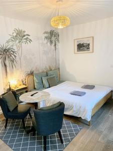 um quarto com uma cama, uma mesa e cadeiras em Cosy Studio in Montorgueil em Paris