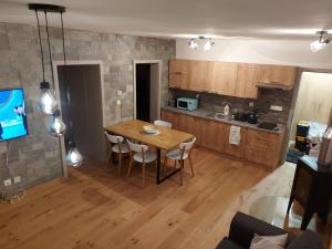Kuchyňa alebo kuchynka v ubytovaní Mýto Apartments BERGMAX, Ski Jasná Chopok 10min transit - Resort Mýto Apartments, parking free