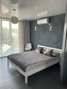 um quarto com uma cama grande num quarto em Гостевой дом em Chernihiv