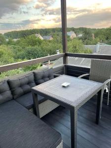 ein Tisch und Stühle auf einer Terrasse mit einem Tisch und einem Tisch in der Unterkunft Гостевой дом in Tschernihiw