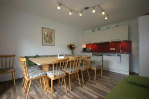 eine Küche mit einem Holztisch und Stühlen in der Unterkunft Appartement-Reiteralm in Schladming