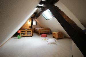 een zolderkamer met een bed en een raam bij Ferienhaus am Solling in Dassel