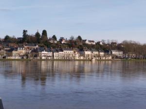 uma cidade na costa de um grande corpo de água em Bord de Loire em Gien