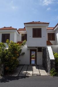 a white house with a red roof at Apartamento Salinas 2 in Los Cancajos