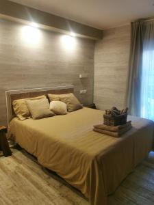 1 dormitorio con 1 cama grande y 2 almohadas en Perla della Sila B&B en Lorica