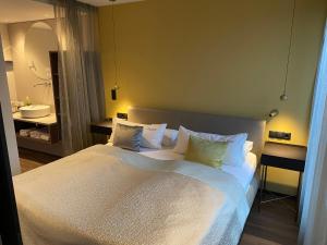 Posteľ alebo postele v izbe v ubytovaní hirschen dornbirn - das boutiquestyle hotel - skyrelax & wellness im rooftop