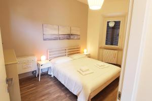 1 dormitorio con cama, escritorio y ventana en Uno sguardo sul mare - appartamento en Ancona