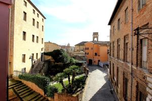 eine Gasse in einer Altstadt mit Gebäuden und Palmen in der Unterkunft Uno sguardo sul mare - appartamento in Ancona