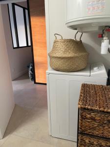 Nhà bếp/bếp nhỏ tại Appartement cosy vue mer à 50 m de la plage - refait à neuf et climatisé