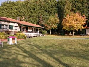 una casa con césped delante en Green Villa Gerês, en Valdosende