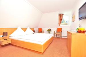 Postel nebo postele na pokoji v ubytování Hotel und Restaurant Petit Robby