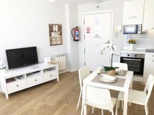 Kuchyňa alebo kuchynka v ubytovaní Castro Holidays - Vistas Mar y Monte Céntrico Garaje Gratis