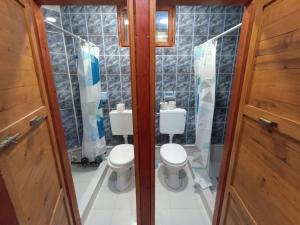 ジャブリャクにあるApartments & Rooms Vitkoのバスルーム(トイレ2つ、シャワー付)