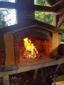 Un horno de ladrillo con fuego. en Holiday Home Villa Snježina, en Vlašić