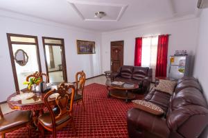 sala de estar con sofá y mesa en Royal Elmount Hotel, en Elmina